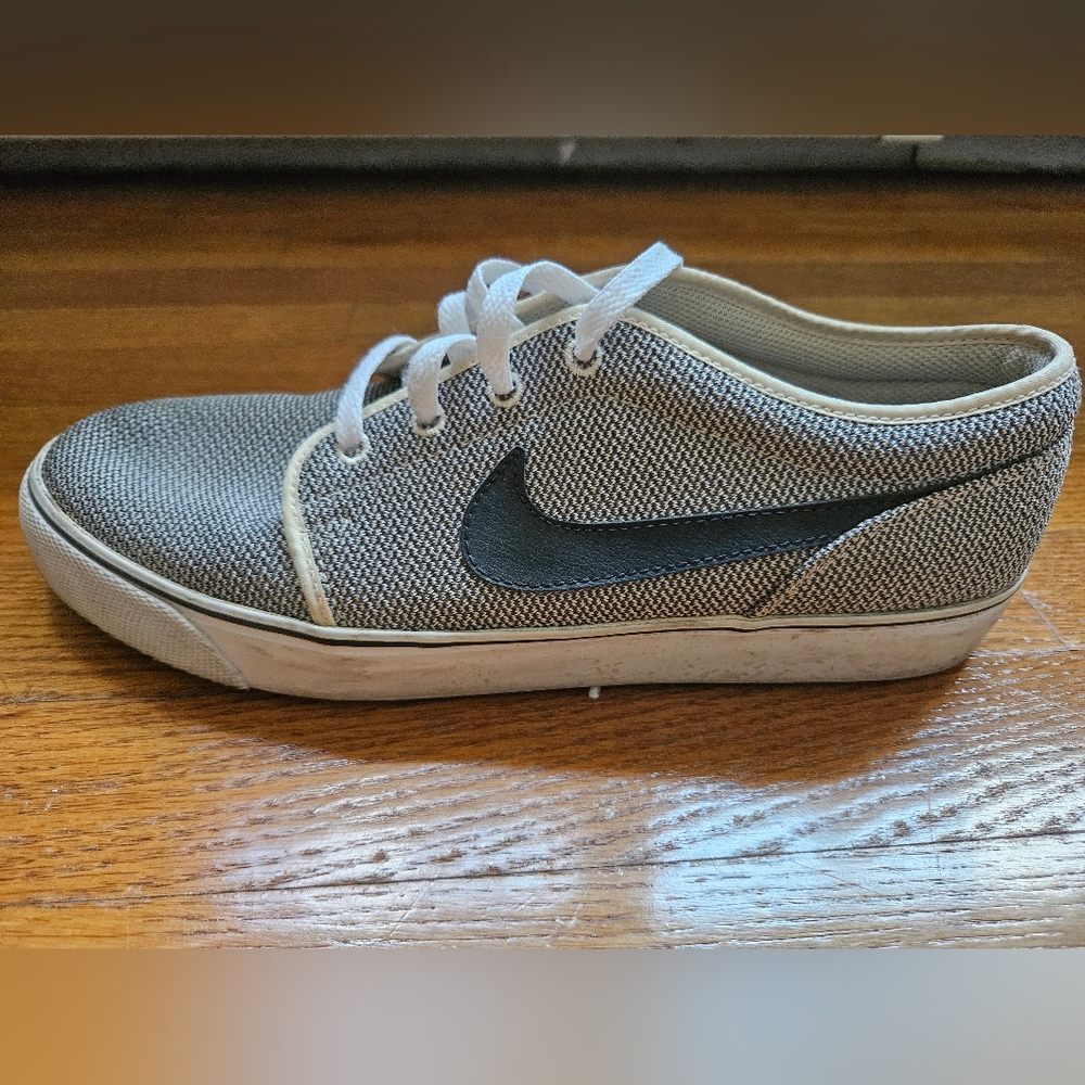 Nike Toki Low Sneaker 10.5
